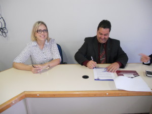 O Contador Ruberlei Bulgarelli, Presidente do CRC/MS  e a representante  da LA CLÉ Arquitetura e Urbanismo, Silvia Seibert durante a assinatura do contrato.