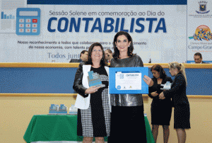A Contadora Ivete do Nascimento Marangoni foi homenageada pela Vereadora Carla Stephanini. (Foto: Izaias Medeiros)