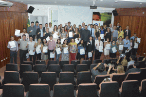 O Presidente do CRC/MS, os convidados e os novos profissionais ao final da solenidade.