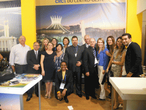 O Presidente do CRC/MS do CRC/MS, Contador Ruberlei Bulgarelli e alguns dos integrantes da caravana do CRC/MS em visita ao estande.