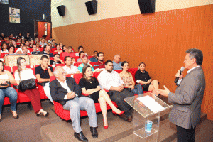 O Contador Arleon Carlos Stelini assiste à palestra do Prefeito Municipal de Nova Andradina, Roberto Hashioka.