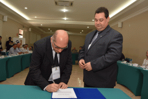 O Delegado Francisco assina o termo de posse. 