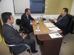 O Presidente Ruberlei Bulgarelli, o Superintendente do BB Evaldo Emiliano e o Gerente de Administração Jean Mauro.