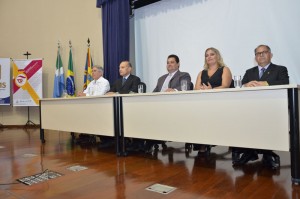 Mesa de Autoridades: o Presidente do CRC/MS, o Presidente do SESCON/MS; o Presidente da CDL; o Conselheiro do CFC e a Vice-Presidente de Desenvolvimento Profissional  do CRC/MS. (Foto: Luiz Henrique)