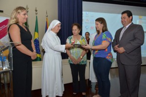 Entrega simbólica dos alimentos à AFRANGEL.  (Foto: Luiz Henrique)