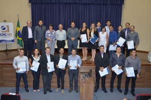 O Presidente Ruberlei Bulgarelli, os integrantes da mesa e os novos profissionais ao término da solenidade. (Foto: Luiz Henrique)