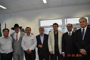 O Delegado da Receita Federal, Flávio de Barros Cunha; o Vice Presidente de Fiscalização do CRC/MS, Alcyr Moreira Fernandes; o Diretor do SESCON/MS, Ademir Silva Devólio; o Profissional Iracil Casagranda e o Prefeito de Rio Verde, Mário Alberto Kruger (de chapéu) entre dois Profissionais.