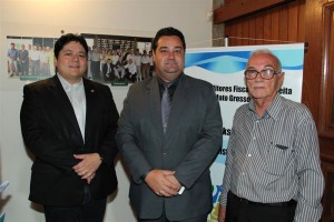 Roberto T. Oshiro Júnior, 1º Secretário da ACICG, o Contador Ruberlei Bulgarelli, Presidente do CRC/MS e o Dr. Fernando Camillo, da FECOMÉRCIO.