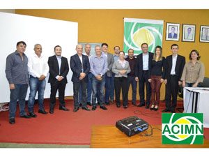 A Delegada Shirley Barbizan e outros participantes do evento 