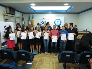 Contabilistas recebem carteiras em Dourados da mão do presidente do CRC/MS